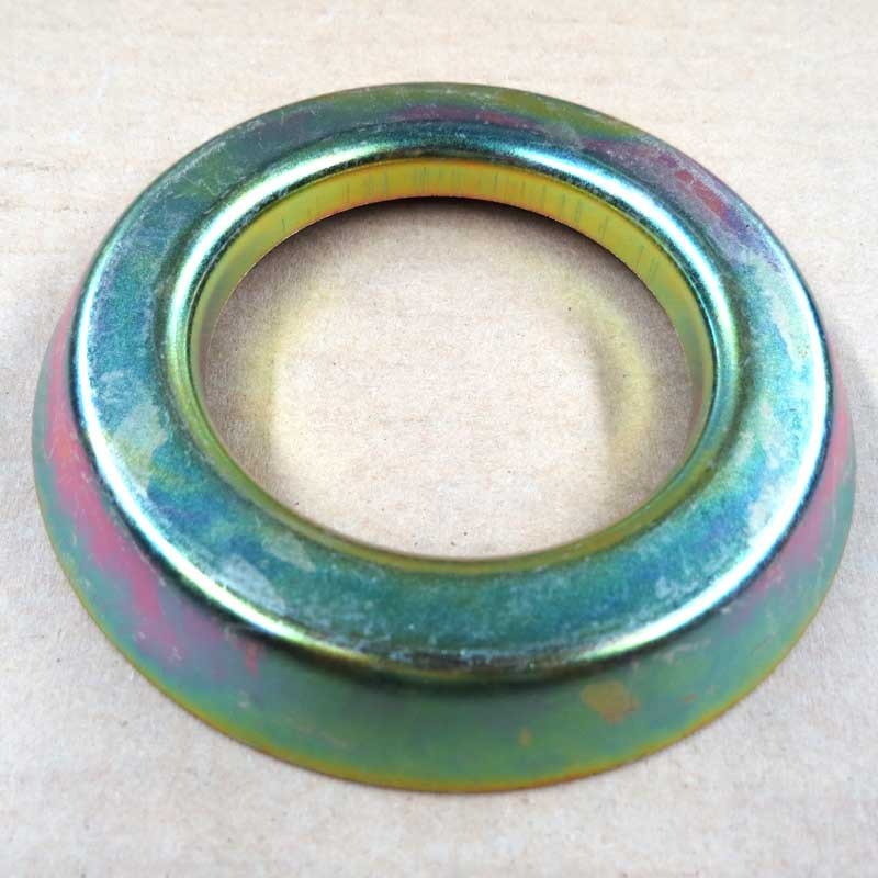 Crankshaft oil flinger