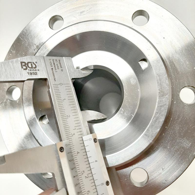 Front stub axle assembly - LWB - model without oilite bush