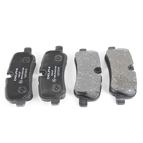 Rear brake pad set